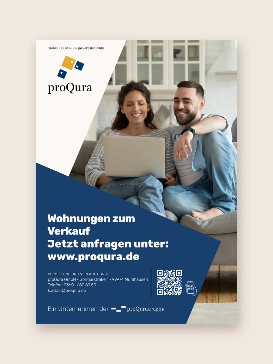 Plakat der proQura mit marineblauer Fläche, Wohnungen zum Verkauf und dem Abbinder Ein Unternehmen der proQura Gruppe.