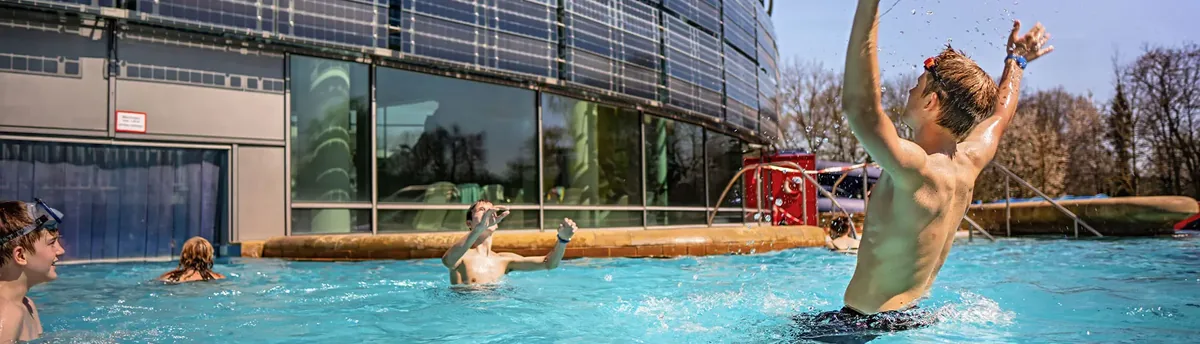 Echtes Foto: Außenbecken der Avenida-Therme vor dem Gebäude mit Solarfassade