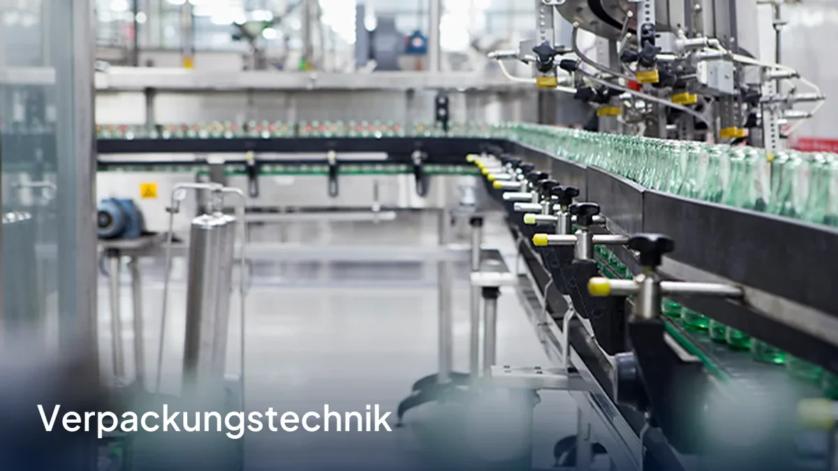 Anwendungsfeld Verpackungstechnik: Förderlinie mit Flaschen in einer Abfüllanlage.