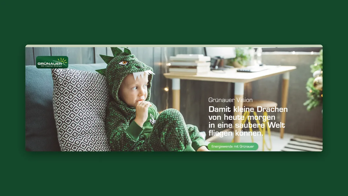 Website-Banner Grünauer Vision: Kind im Drachenkostüm auf dem Sofa mit der Zeile Damit kleine Drachen von heute morgen in eine saubere Welt fliegen können