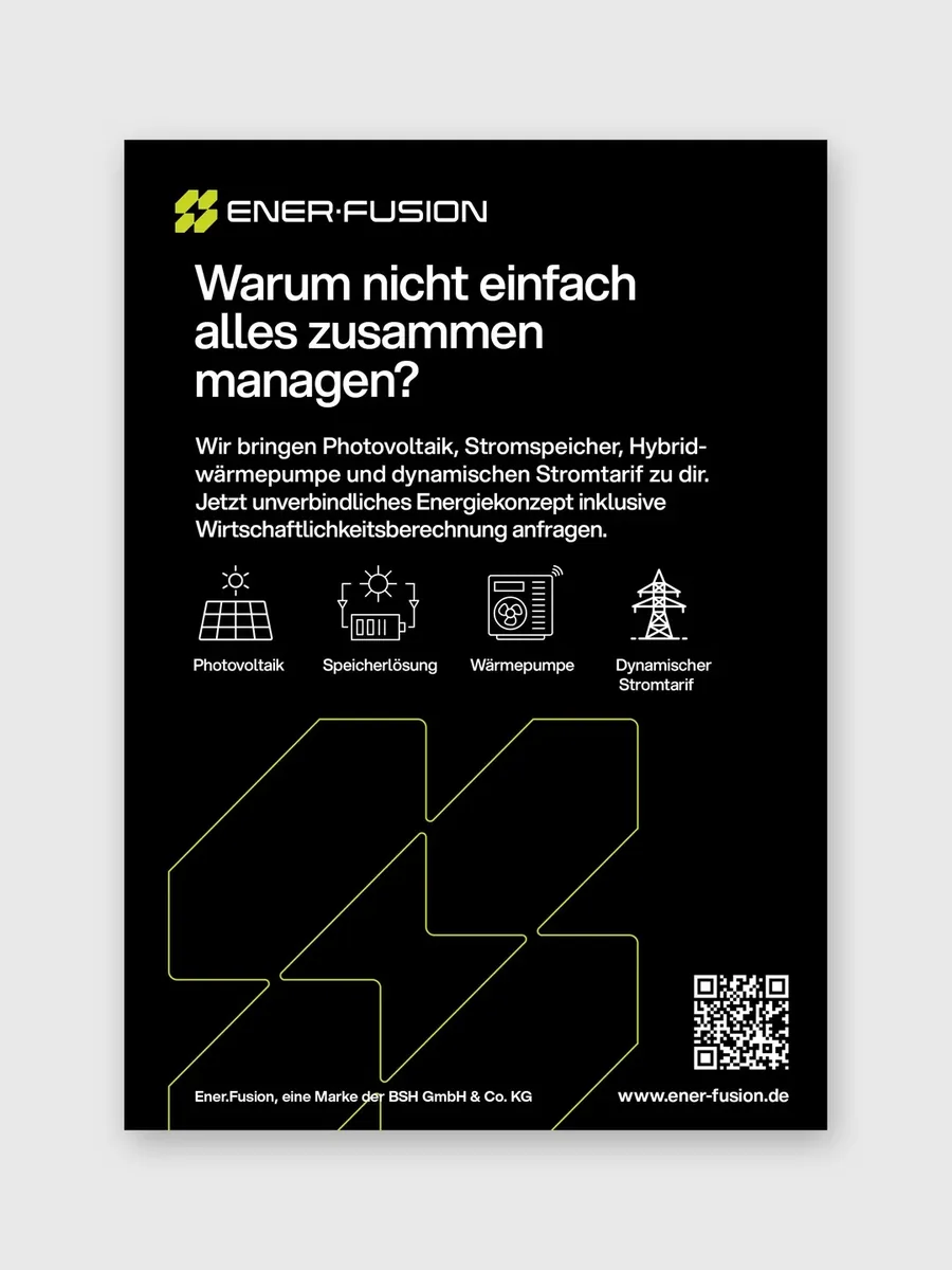 Anzeige auf Schwarz mit der Frage »Warum nicht einfach alles zusammen managen?«, Icons für Photovoltaik, Speicher, Wärmepumpe und dynamischen Stromtarif, darunter die Bildmarke als grüne Kontur und ein QR-Code.