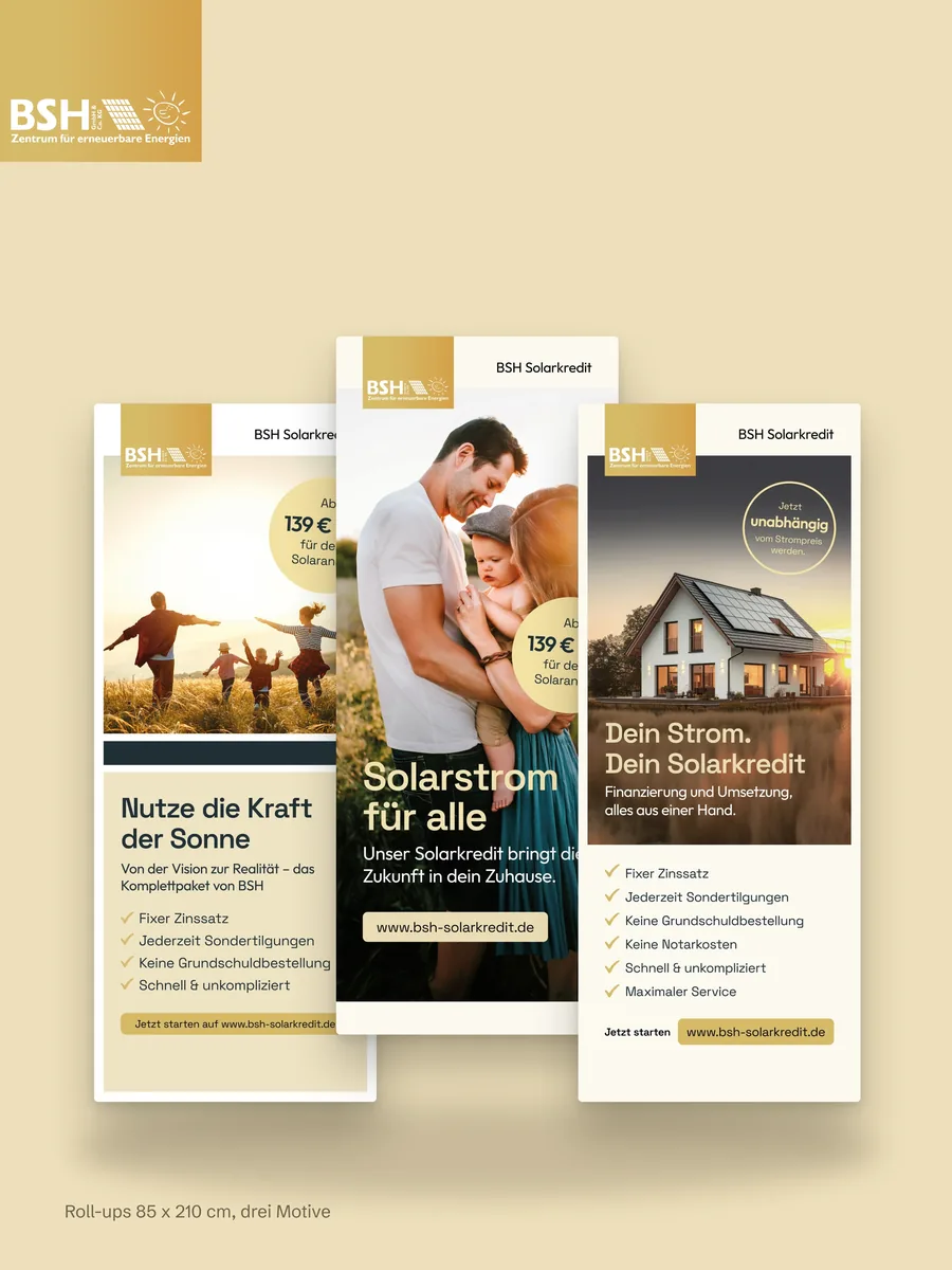 Drei Roll-ups des BSH Solarkredits auf Sand, 85 x 210 cm