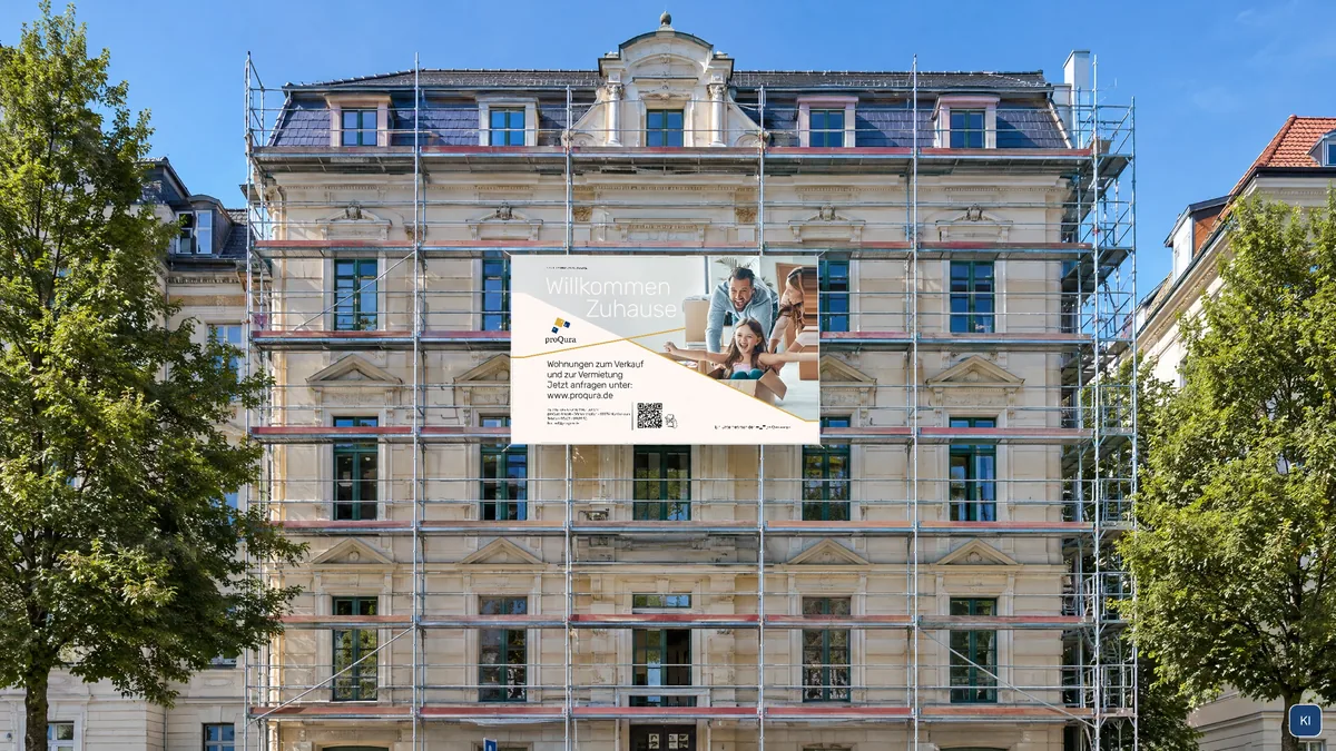 Gerüstbanner Willkommen Zuhause der proQura an einem eingerüsteten Altbau. Szene KI-unterstützt, Banner echt.