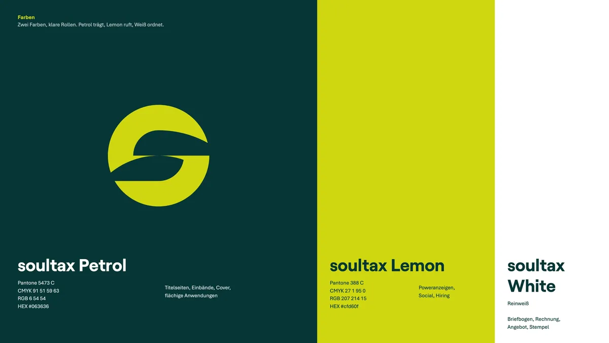Farbsystem mit soultax Petrol, soultax Lemon und soultax White, je mit Pantone, CMYK, RGB, Hex und Einsatzbereich, Bildmarke in Lemon auf der Petrol-Fläche