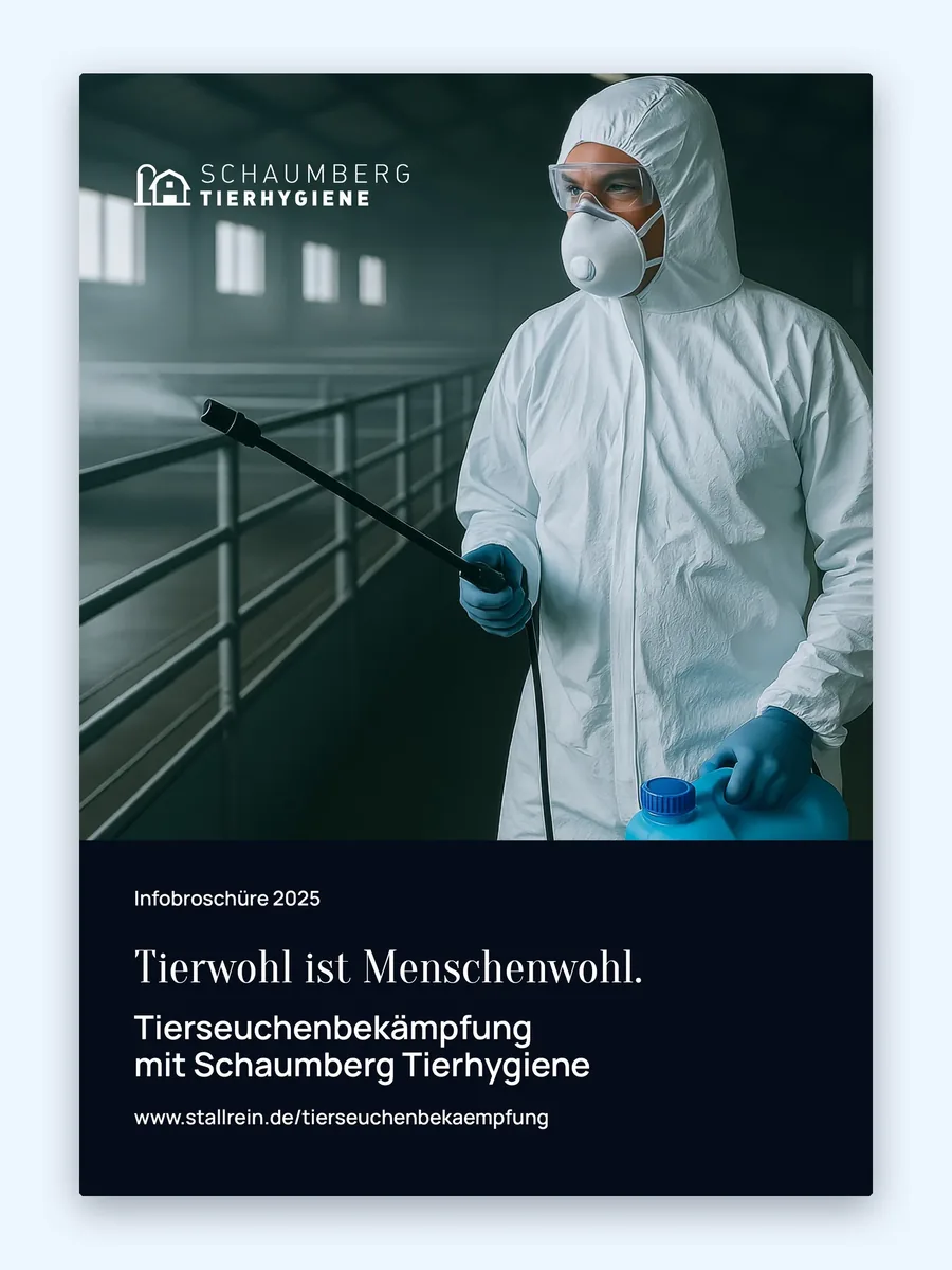Titelseite der Infobroschüre 2025 Tierseuchenbekämpfung: Person im weißen Schutzanzug mit Sprühlanze in einem Stallgang, darunter „Tierwohl ist Menschenwohl.“ auf dunkelblauer Fläche.