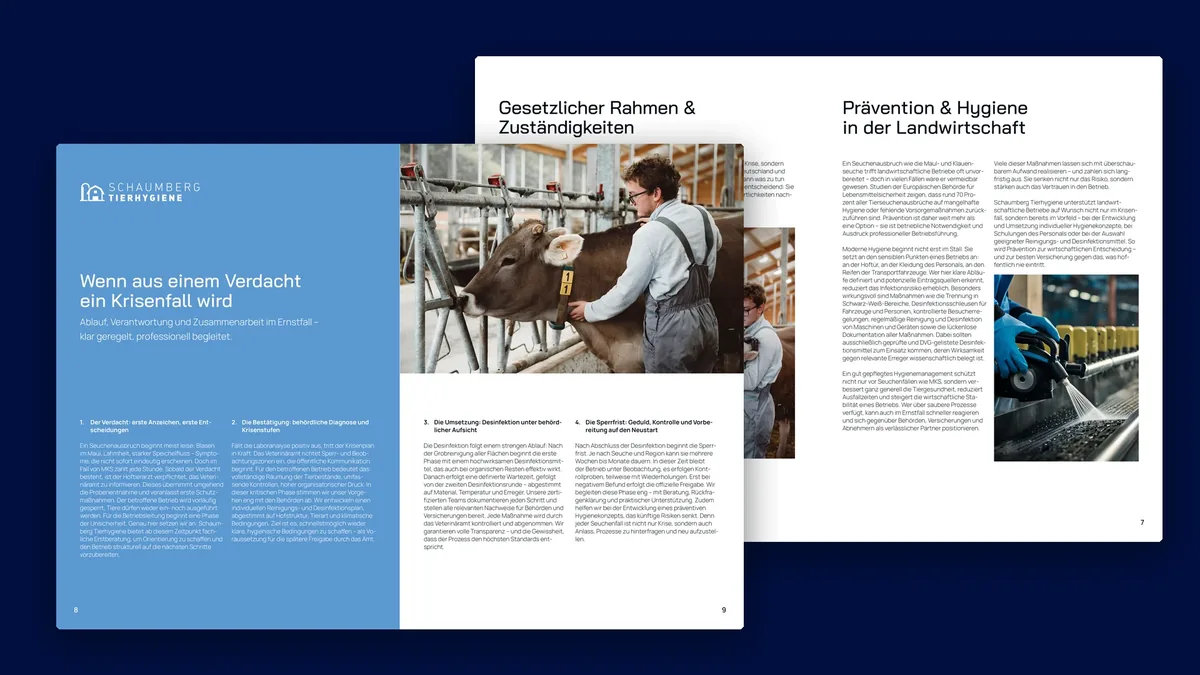 Zwei Doppelseiten der Infobroschüre gestaffelt auf dunkelblauer Fläche: Kapitelseite in Blau mit Foto und Textseiten mit Zwischenüberschriften.