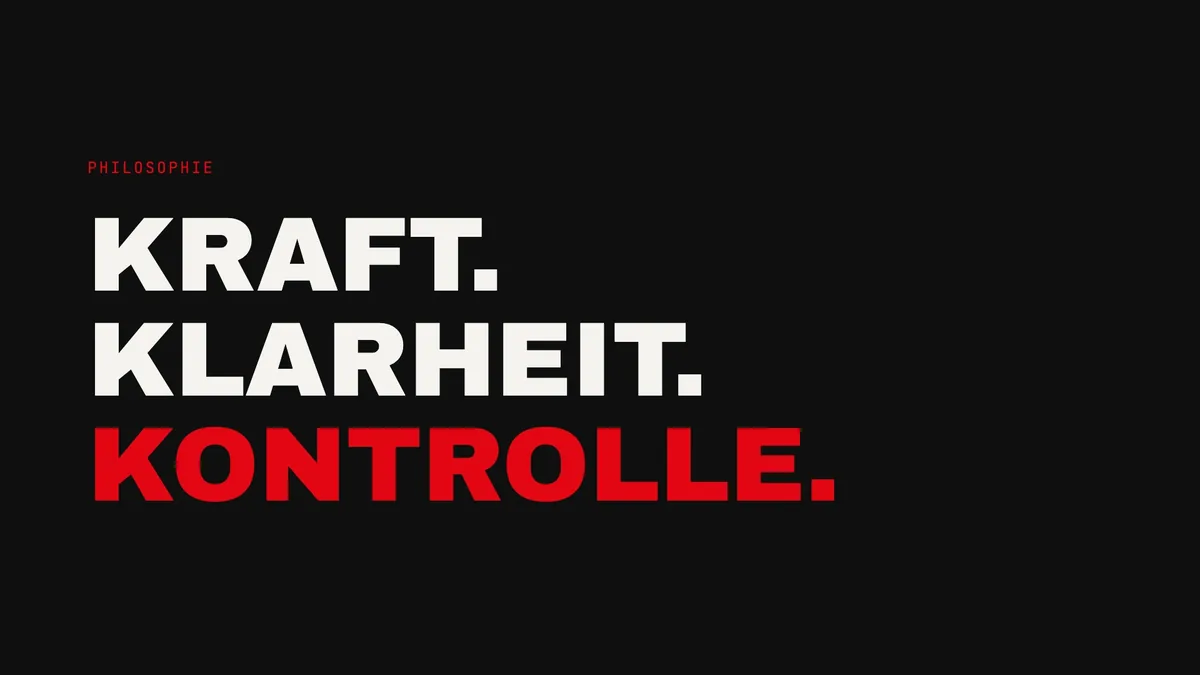 Tafel Kraft. Klarheit. Kontrolle. in Archivo Black auf Schwarz, Kontrolle in Signalrot