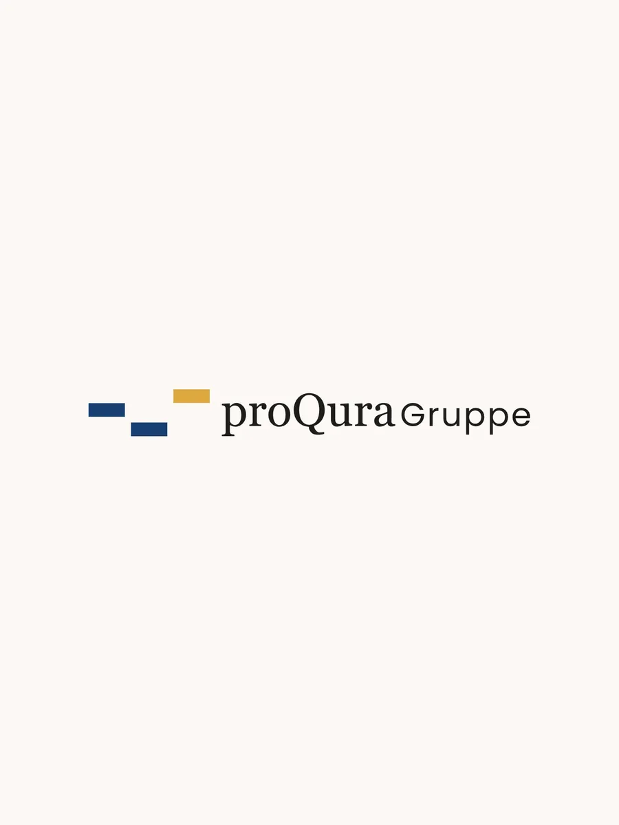 Logo der proQura Gruppe farbig auf warmem Weiß.