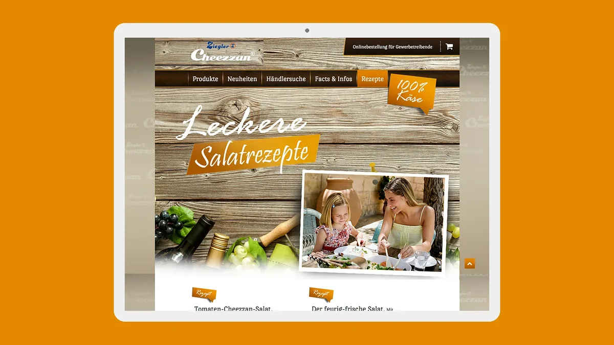 Tablet frontal auf Orange: Rezepte-Seite Leckere Salatrezepte mit Foto von Mutter und Tochter