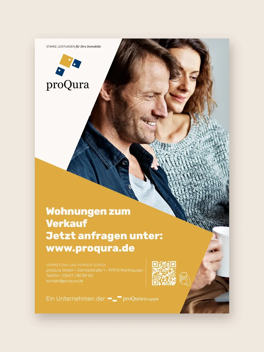 Plakat der proQura mit goldener Fläche, Wohnungen zum Verkauf und dem Abbinder Ein Unternehmen der proQura Gruppe.