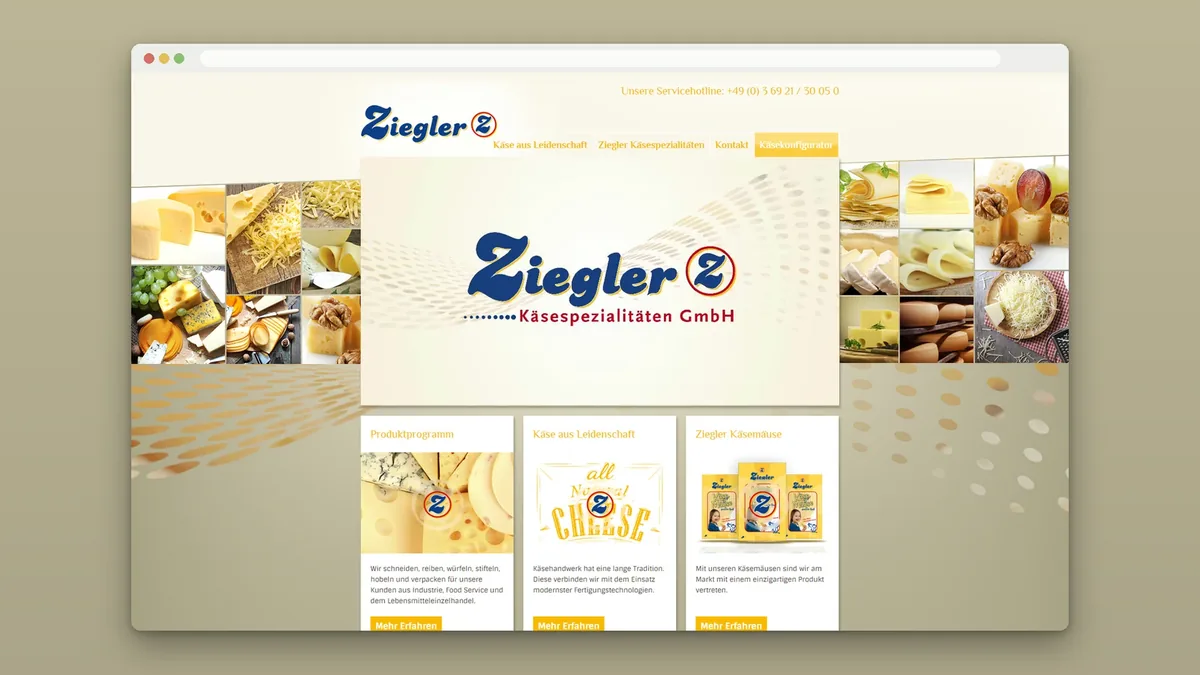Startseite im Browserfenster auf Sandfläche: Logo, drei Einstiegskarten, Unternehmensbroschüre