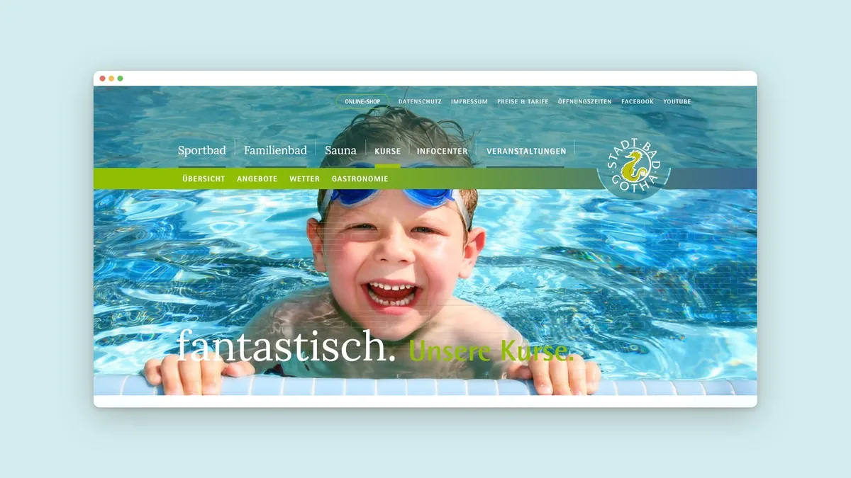 Seite Kurse im Browserfenster: lachendes Kind am Beckenrand, Zeile fantastisch. Unsere Kurse.