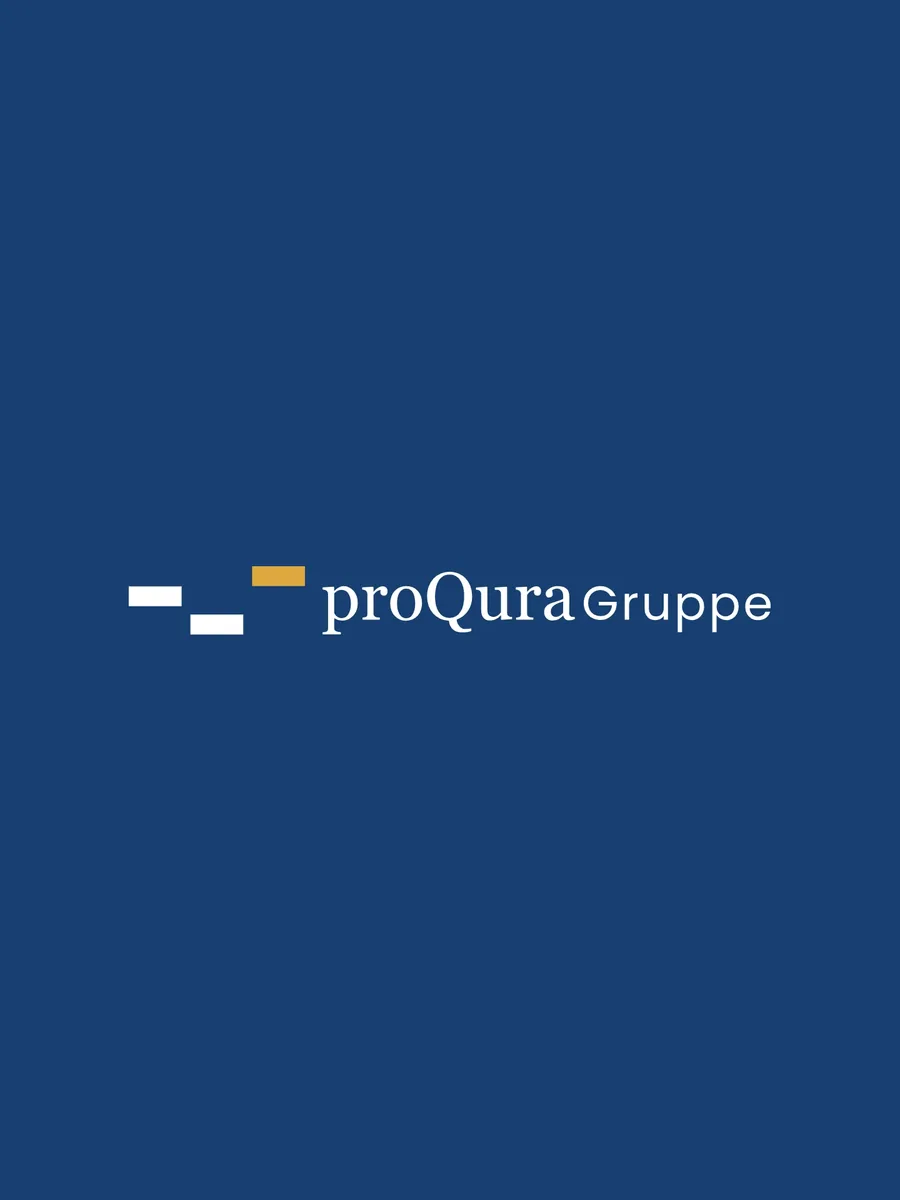 Logo der proQura Gruppe in Weiß mit goldenem Balken auf Marineblau.