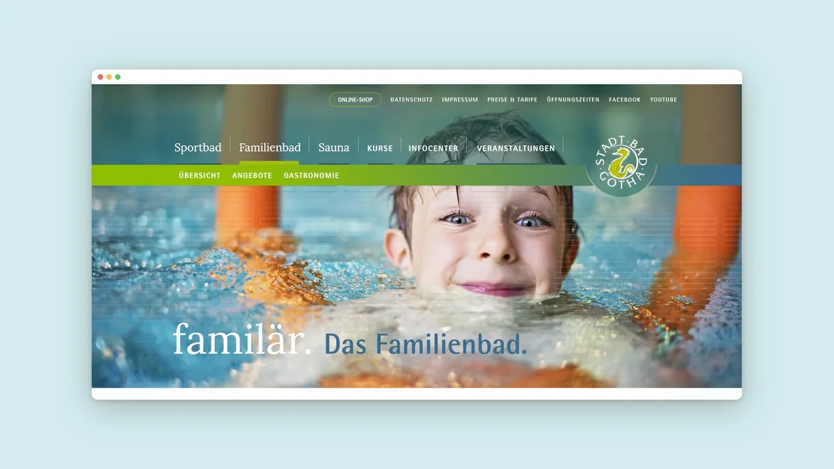 Seite Familienbad im Browserfenster: Kind mit Schwimmnudeln im Wasser, Zeile familiär. Das Familienbad.
