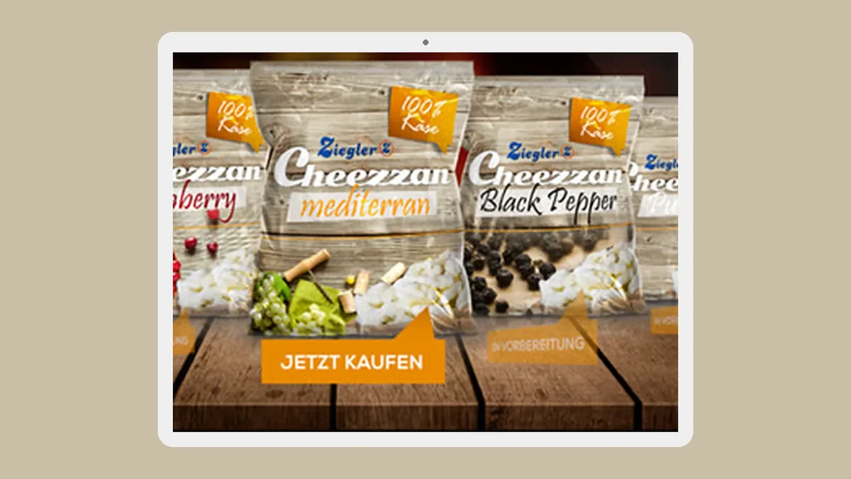 Tablet frontal auf Beige: Produktseite von Cheezzan mit fuenf Beuteln auf Holztisch