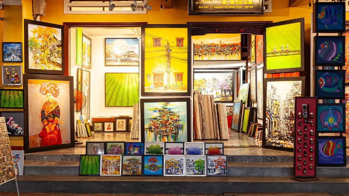 Bunte Bilder und Rahmen in einem Museumsshop