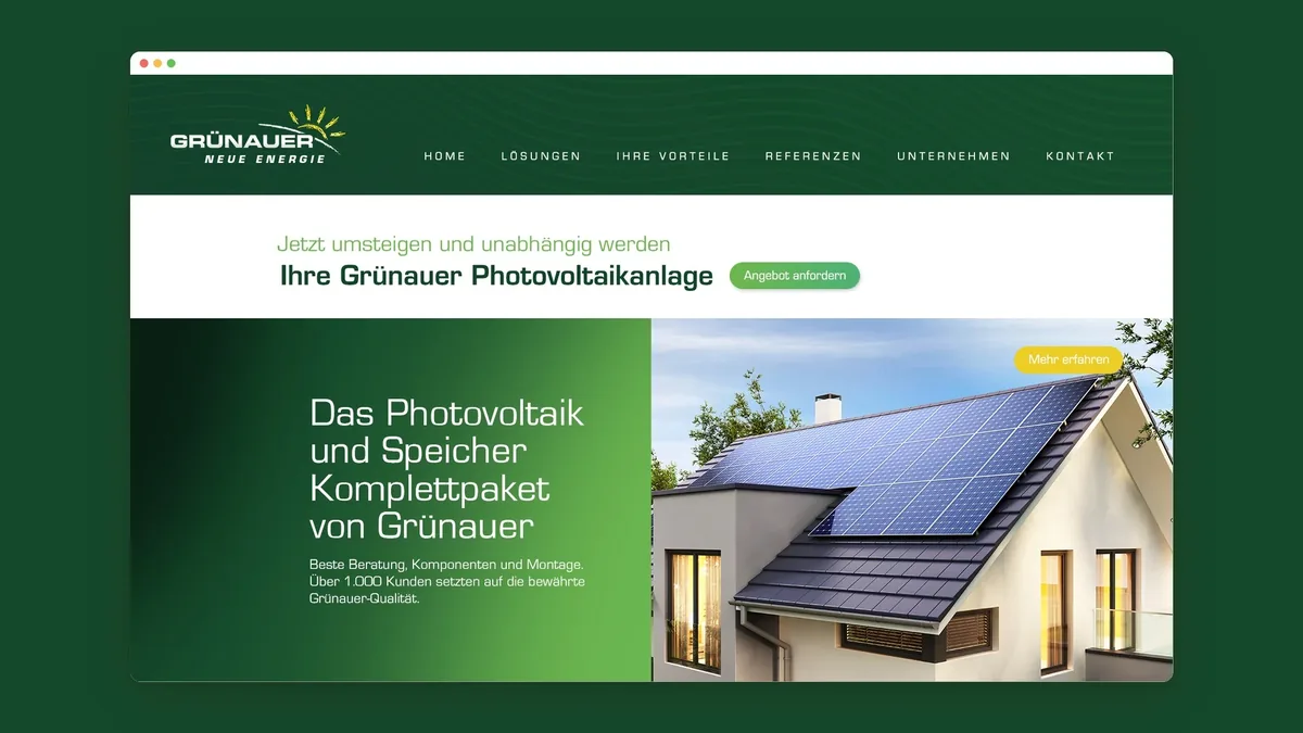 Startseite der Grünauer-Website im Browserfenster auf Dunkelgrün mit Komplettpaket-Angebot und Solardach