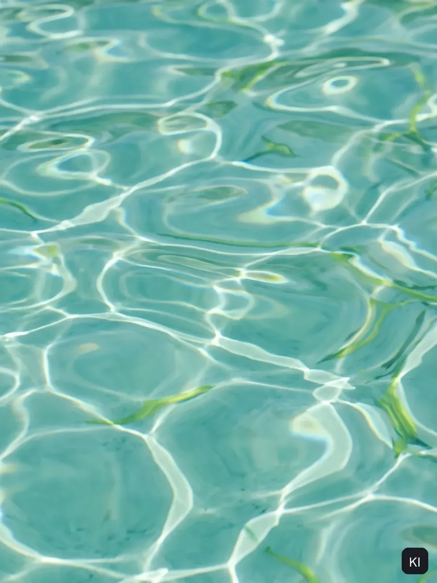 Visualisierung: Lichtreflexe auf türkisem Beckenwasser