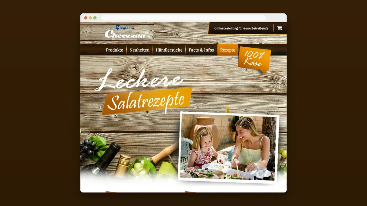Rezepte-Seite im Browserfenster auf Dunkelbraun: Leckere Salatrezepte auf Altholz mit Foto von Mutter und Tochter