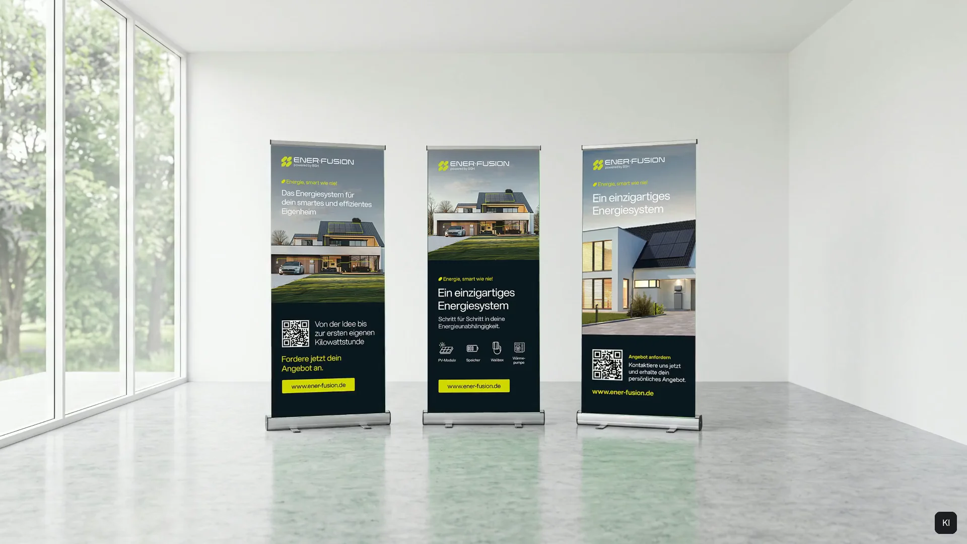 Drei Roll-ups von ENER·FUSION in einem hellen, leeren Raum mit Fensterfront, die Kamera fährt langsam heran. Raum als KI-unterstützte Visualisierung, Motive echt eingesetzt.