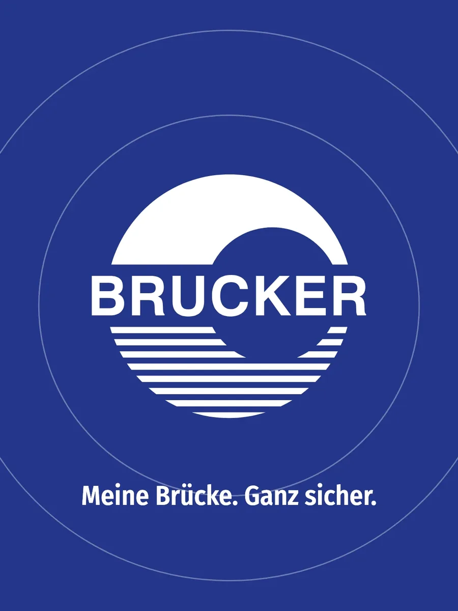Brucker-Logo in Weiß auf Navy mit dünnen Kreislinien und dem Claim Meine Brücke. Ganz sicher.
