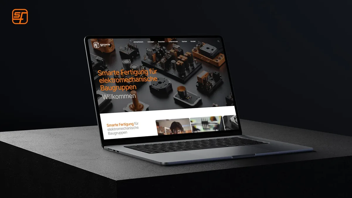 Laptop mit der Startseite von SF Schalter auf dunklem Sockel