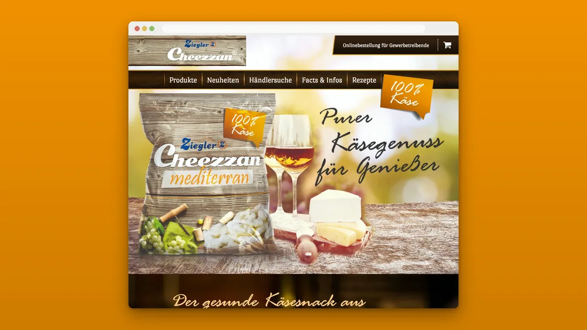 Startseite im Browserfenster auf Orange: Beutel Cheezzan mediterran neben Weinglas und Käse, Zeile Purer Käsegenuss für Genießer