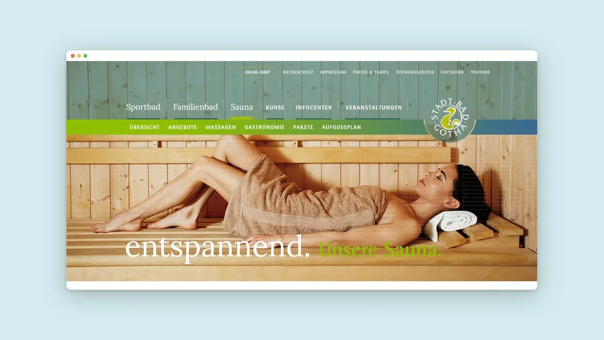 Seite Sauna im Browserfenster: entspannte Frau auf der Saunabank, Zeile entspannend. Unsere Sauna.