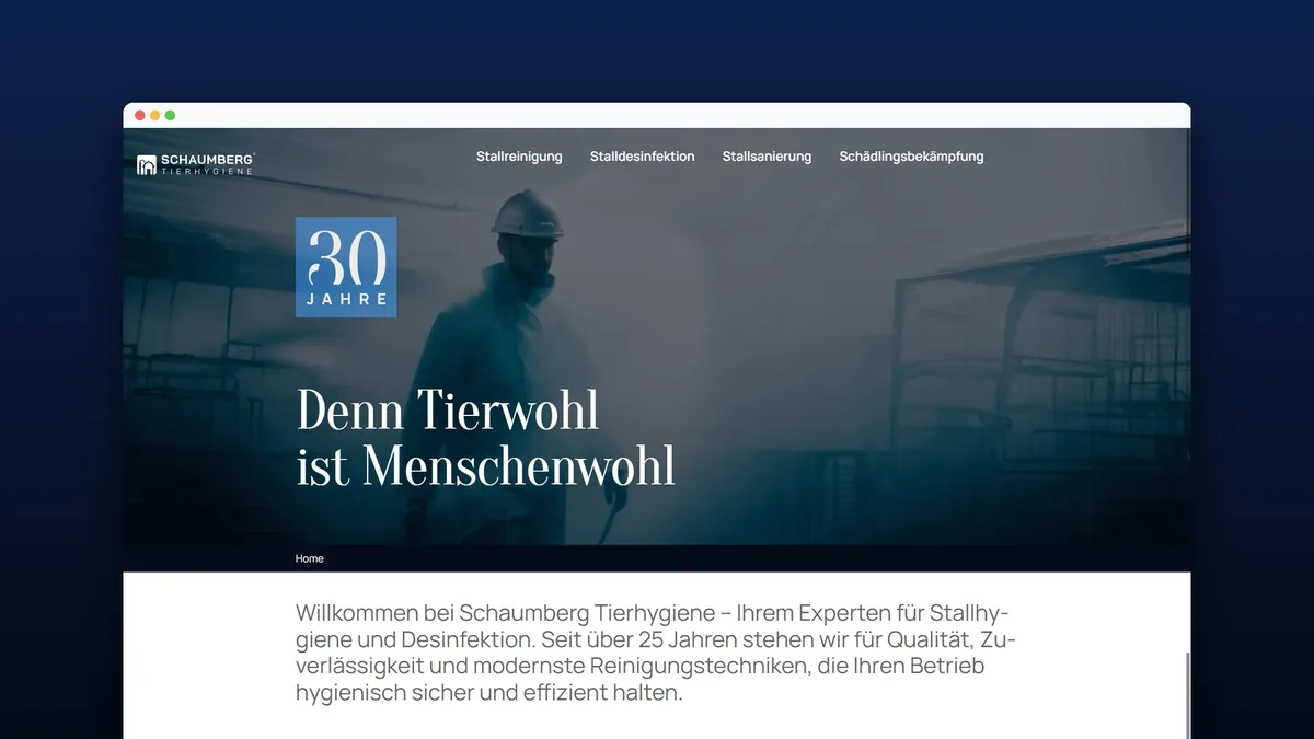 Startseite der Website stallrein.de im Browserfenster auf Nachtblau
