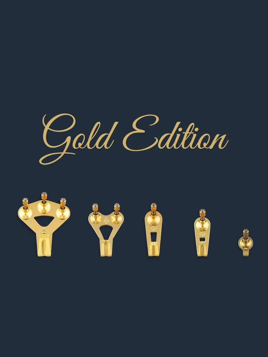 Gold Edition: fünf goldene FLOREAT-Haken in Größen von groß bis klein auf Marineblau