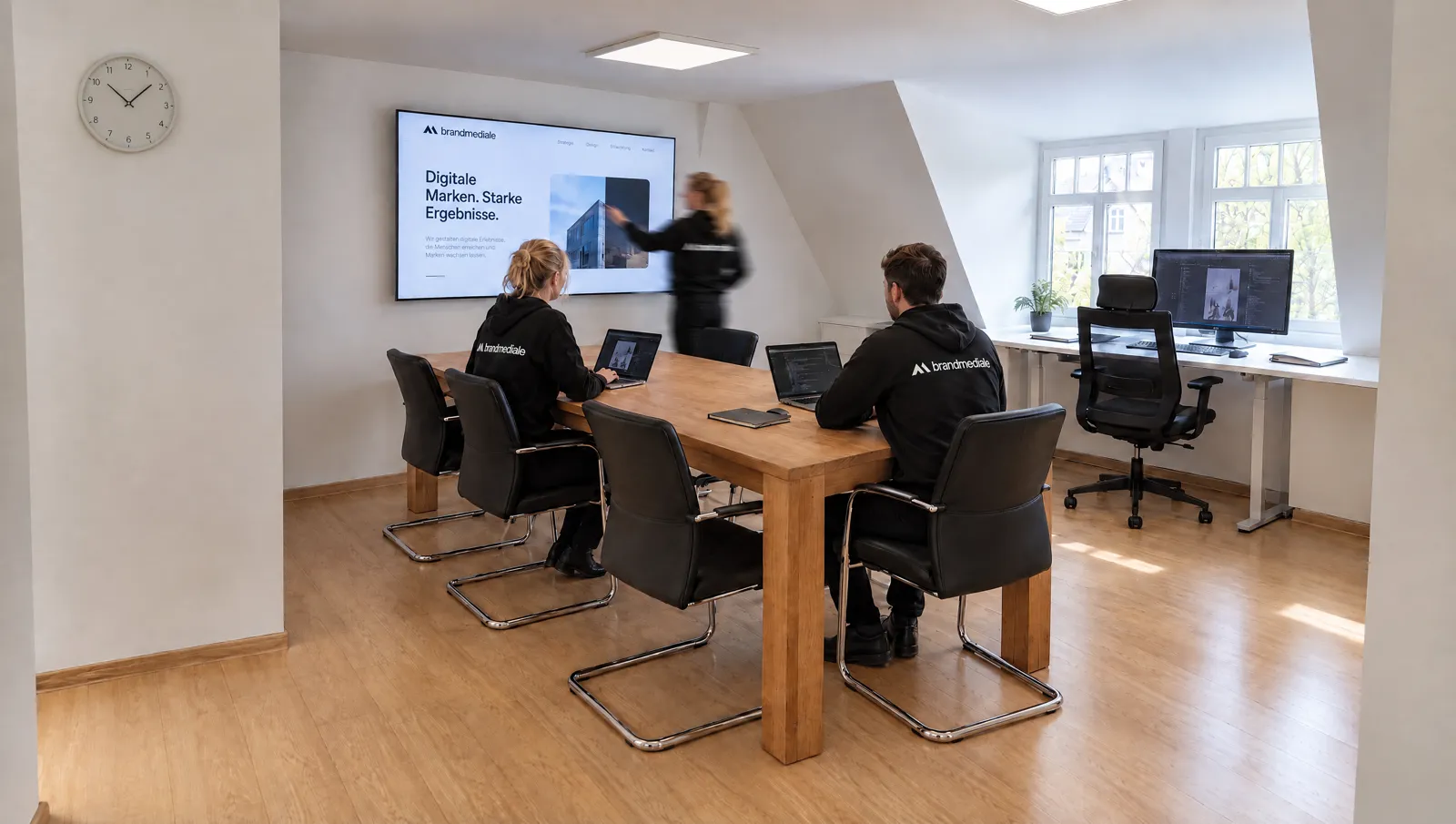 Team von brandmediale im Besprechungsraum in Erfurt