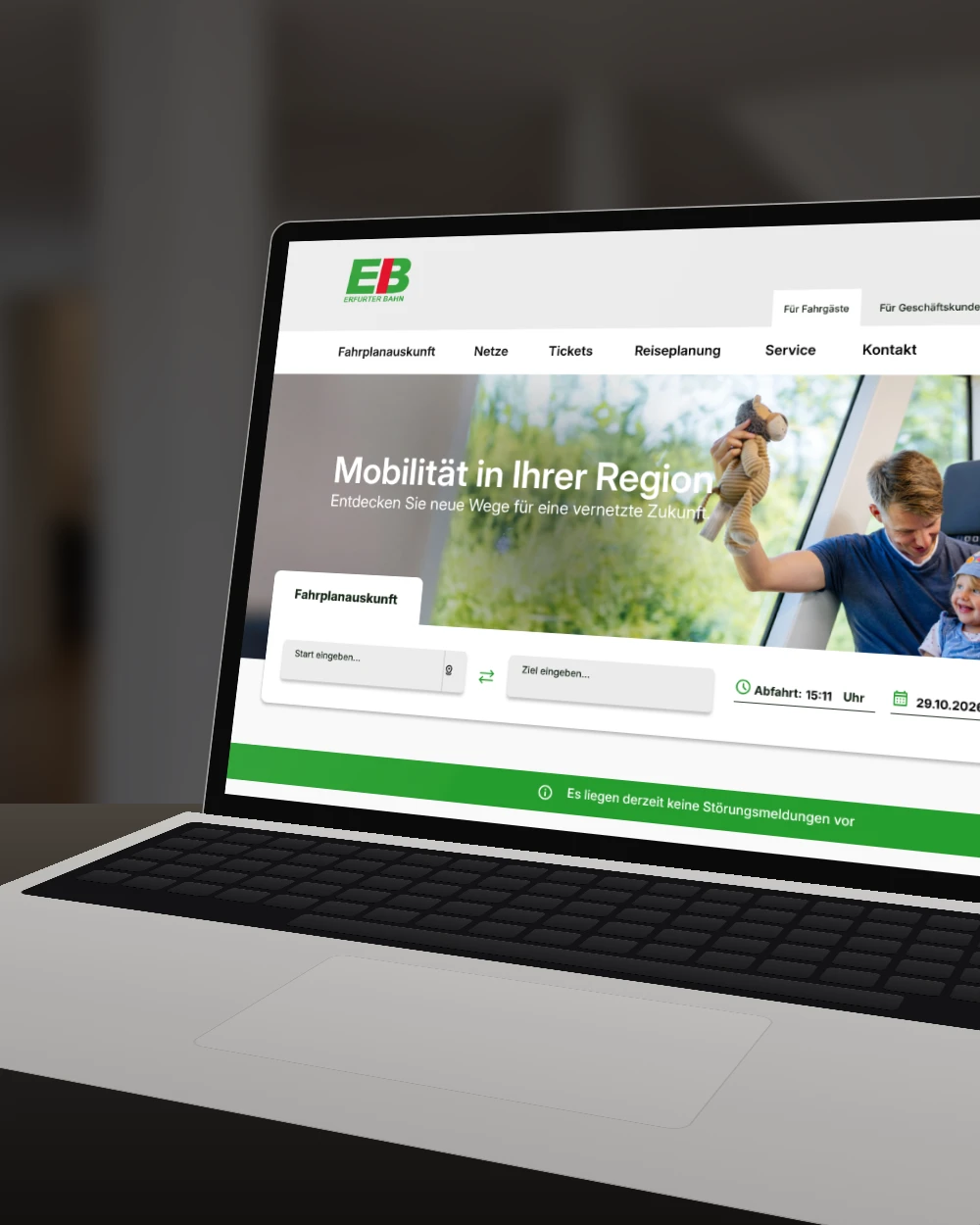 Website mit Fahrplanauskunft auf einem Laptop