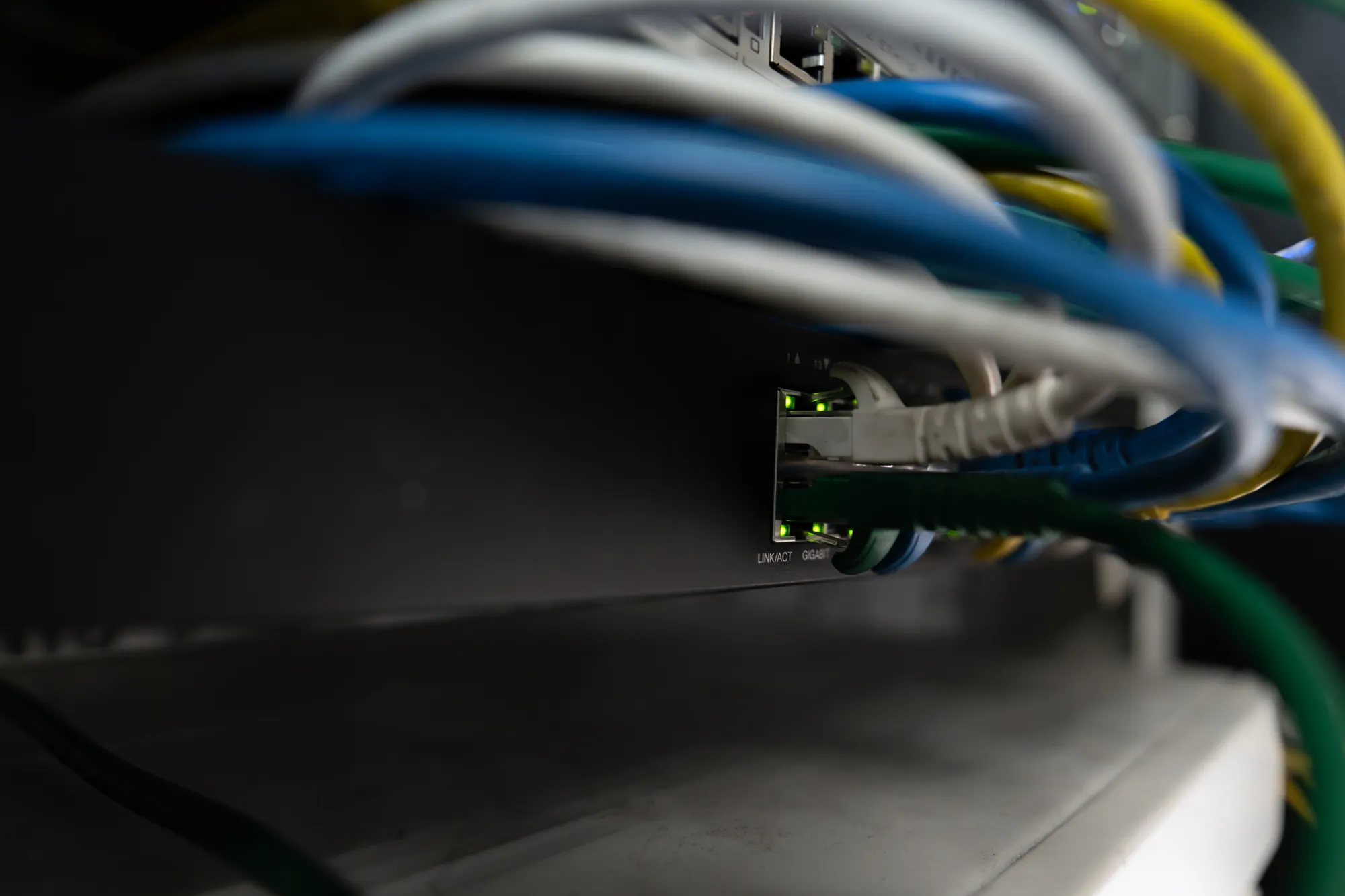 Netzwerkkabel in einem Serverschrank